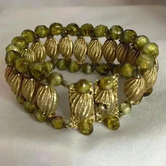 Vintage …Eugene …Olivine Glass  …necklace, earrings, bracelet Parure - Picture 4 of 16